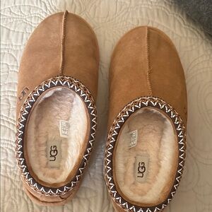 UGG Chestnut Slippers with Plush Lining like new condition